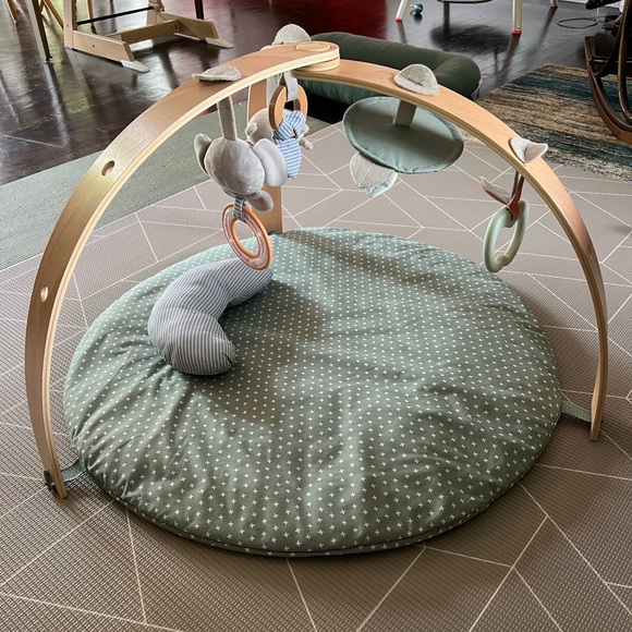 Ingenuity Cozy Spot Reversible Duvet Activity Gym with Wooden Toy Bar - Picture 1 of 6
